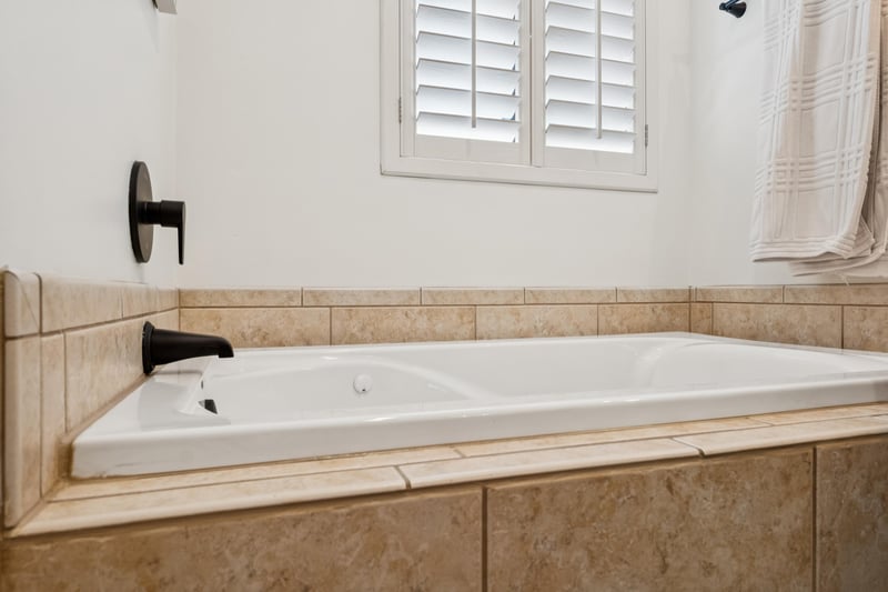 Master bathroom jetted bath tub