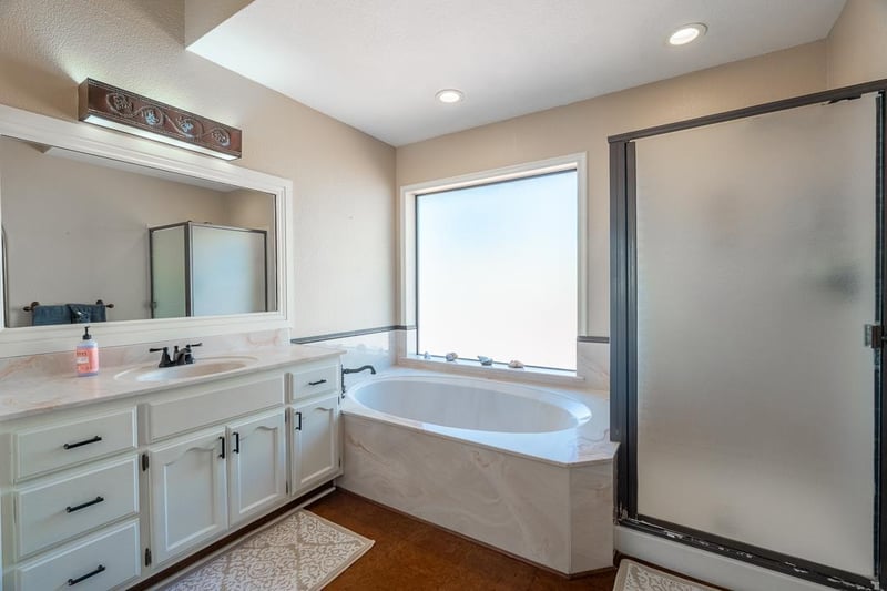 Master En Suite With Garden Tub and Seperate Shower