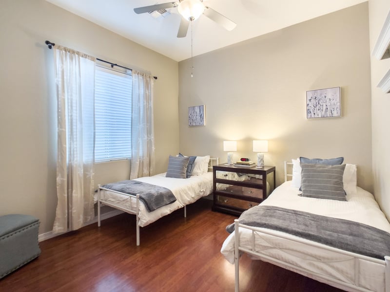 Second bedroom with two twin beds