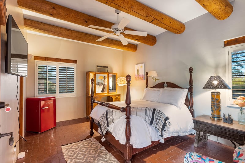 Private Casita with full bed. En suite full bath.