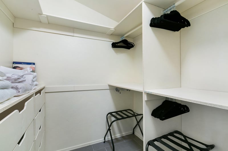 Master bedroom walkin closet