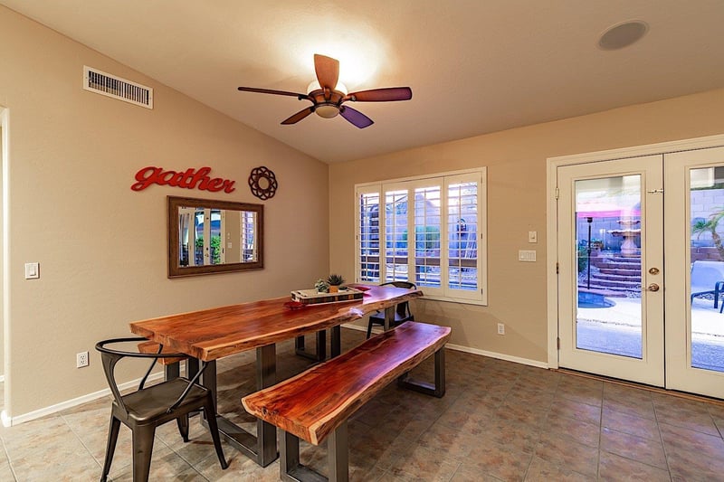 Bench seating at the dining table