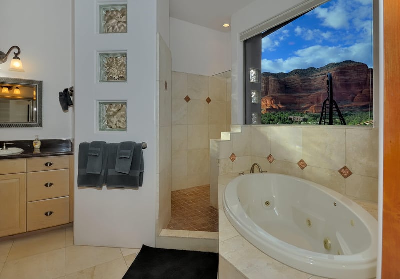 Master En Suite With Jetted Tub