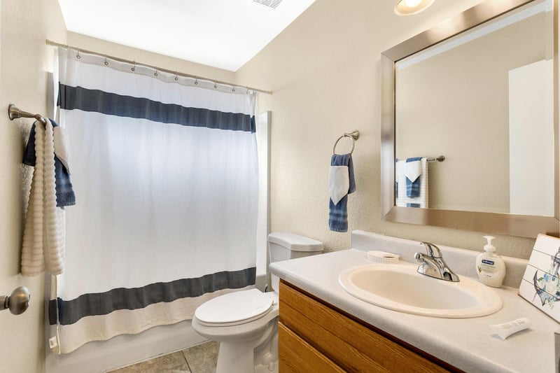 Hall bathroom with tubshower combo