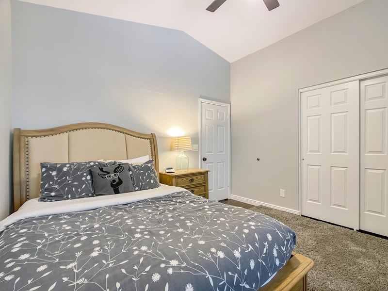 Sleep well in this cozy room