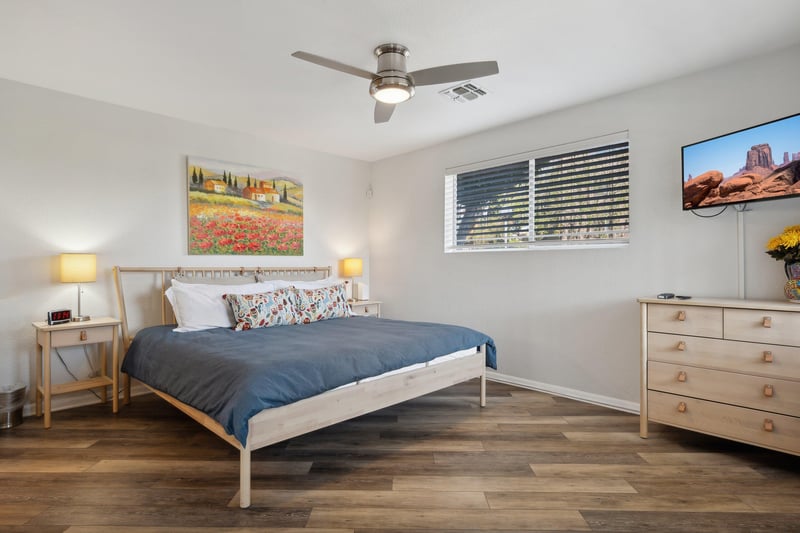 King size bed to end the eventful day. Lay back and watch tv on the flat screen.