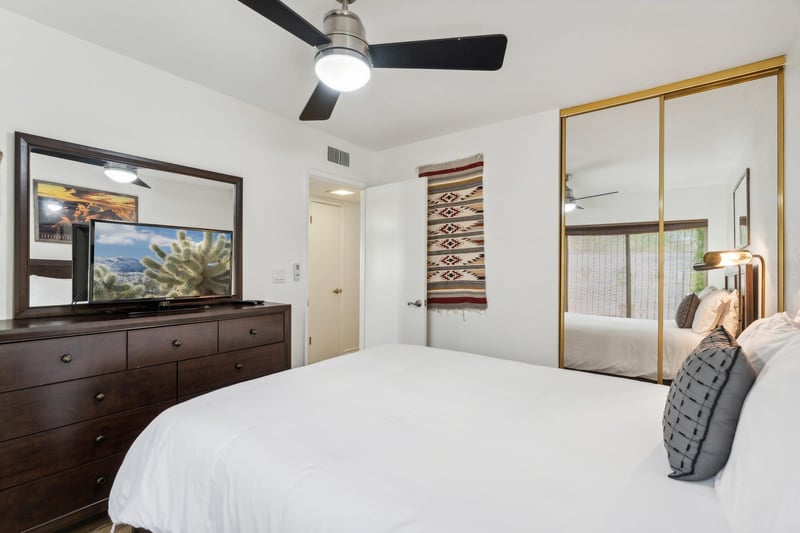 Queen Size bed, Smart TV