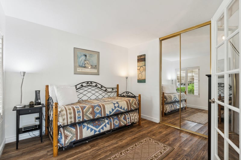 twin bed with twin trundle