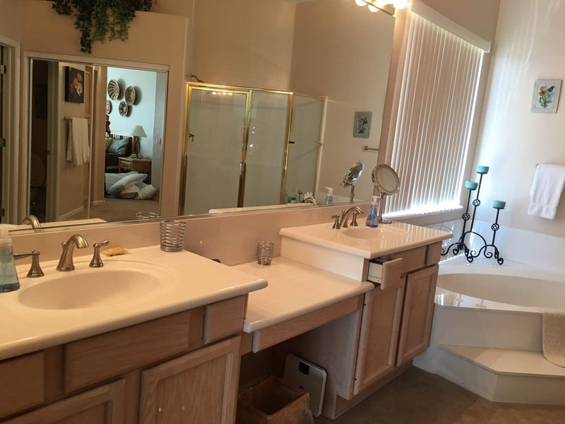 Master Bath w Soaking Tub