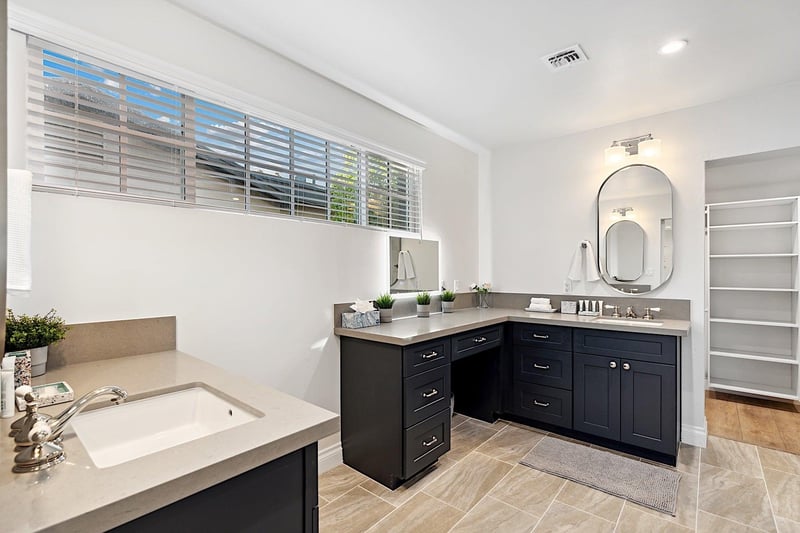 His  hers sinks  Walkin closet