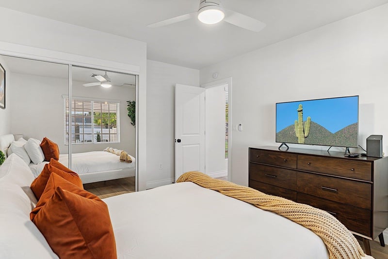 Second bedroom  50 Smart TV