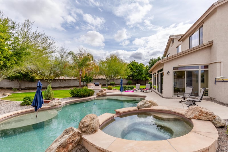 Heated Salt Water Pool  Hot Tub. Spacious Backyard