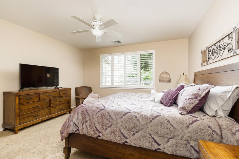 Master Suite, King Size bed Brand New Smart TV