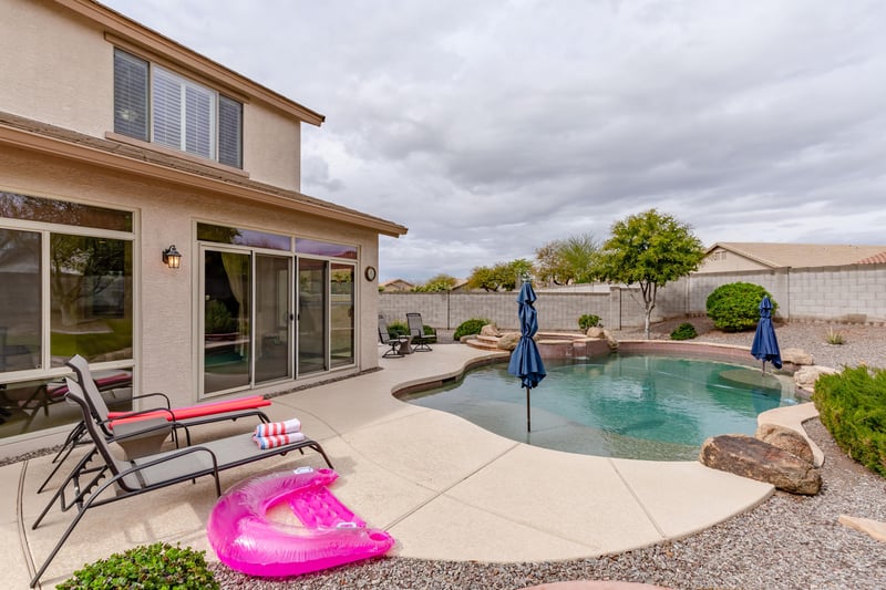 Heated Salt Water Pool  Hot Tub. Spacious Backyard