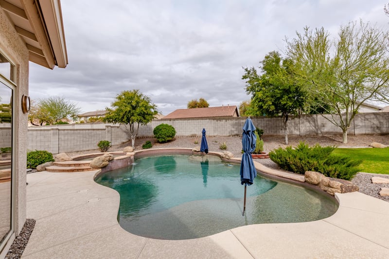 Heated Salt Water Pool  Hot Tub. Spacious Backyard