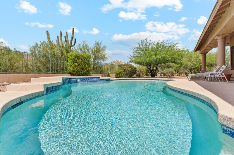 Sparkling Pool  Heating optional at 90 per night.