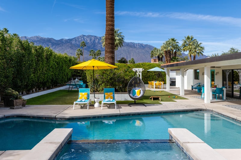 Integrated spa and pool