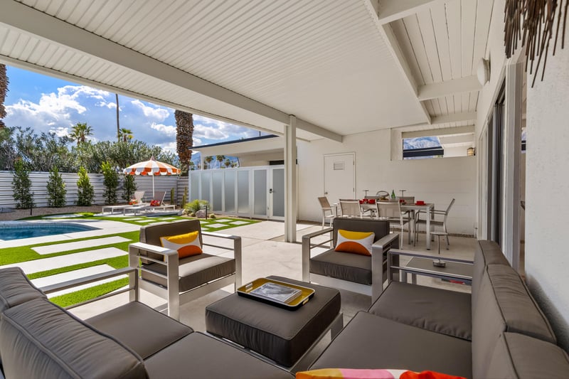 Al fresco lounge and dining area