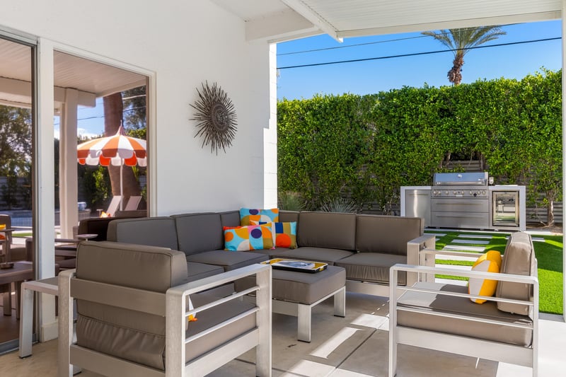 Al fresco lounge and dining area