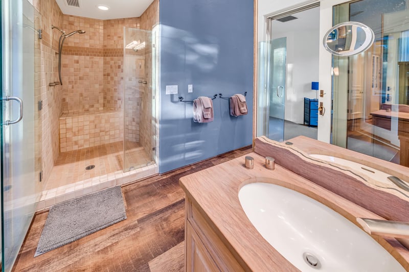 Spacious En Suite