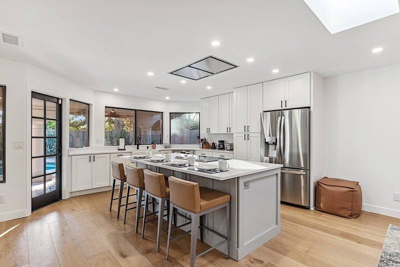 Large breakfast bar  kitchen island that can seat 4 people