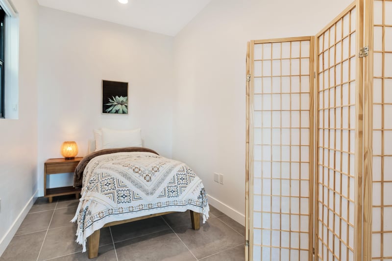 567629