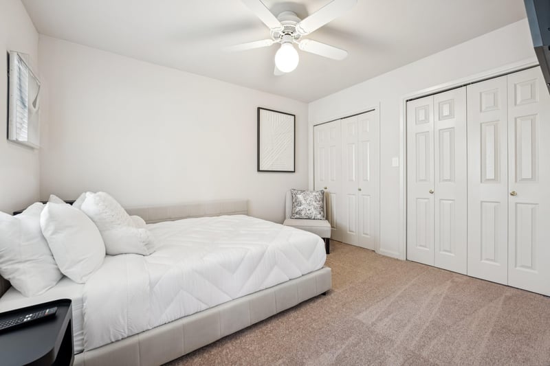 Downstairs guest bedroom with queen size bed.