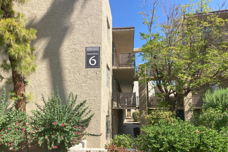 569817