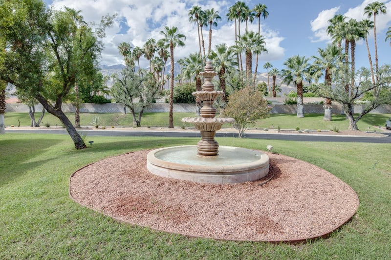 569945