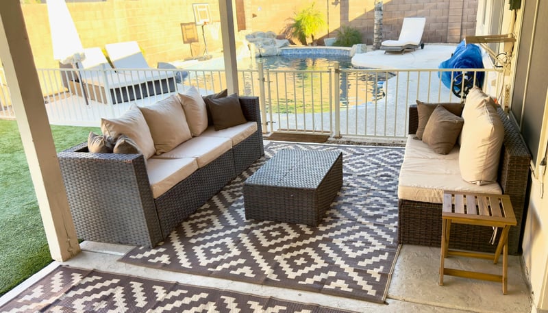 571889
