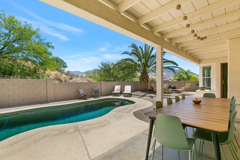 Covered patio area for 8
