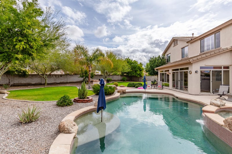 Heated Salt Water Pool  Hot Tub. Spacious Backyard
