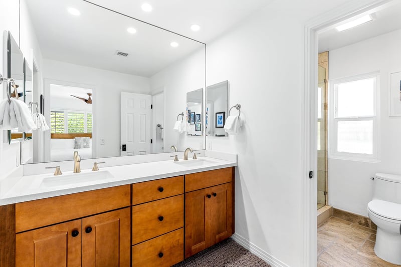 Private primary en suite bath
