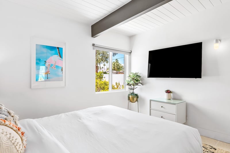 Cozy guest bedroom