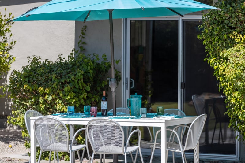 Al fresco set up for six
