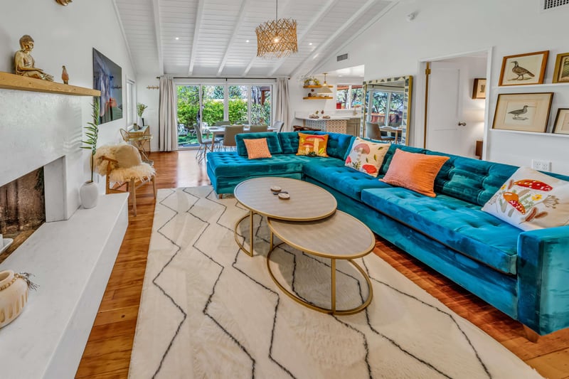 Cozy Living Room With Queen Pull Out Couch