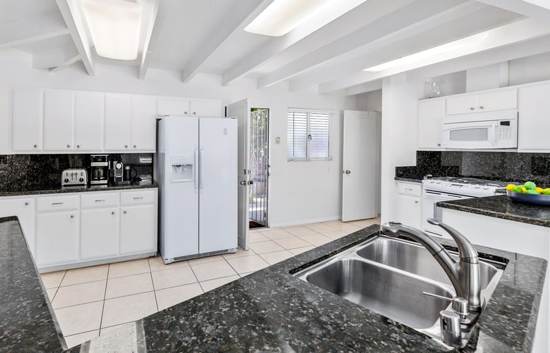 Full kitchen