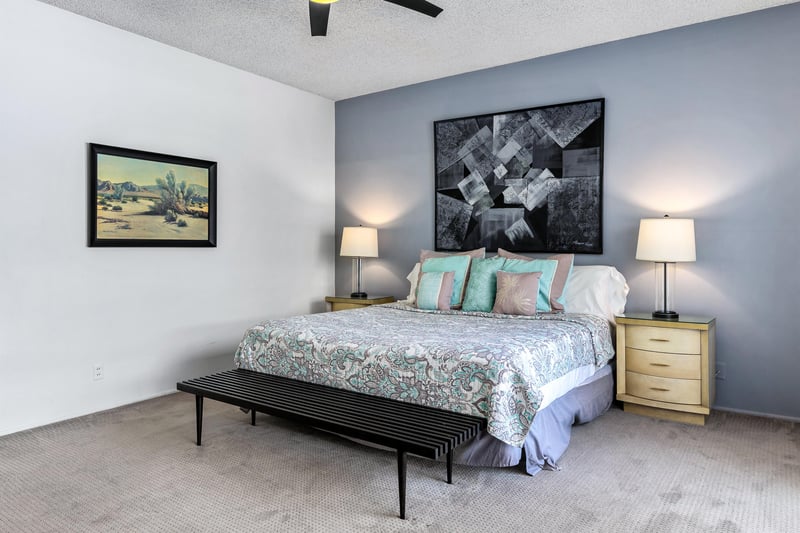 Relaxing guest room
