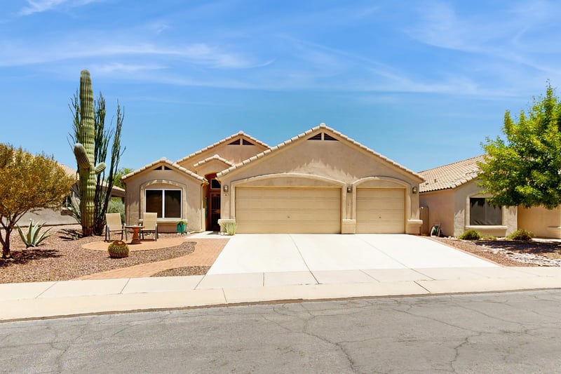 A 2 bedroom, 2 bathroom desert retreat with a spool poolspa