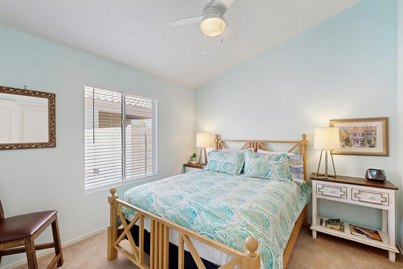 Queen size bed.