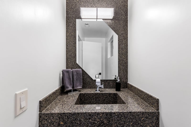 Convenient halfbathroom next to the kitchen