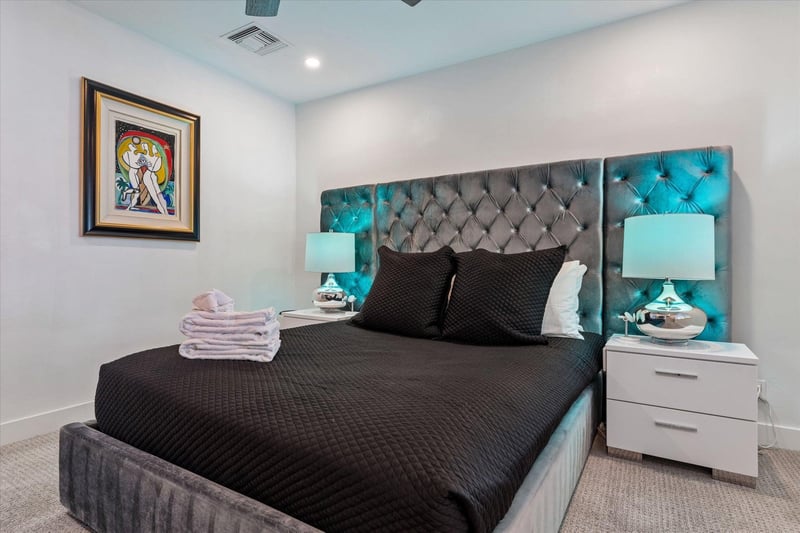Queen size bed.