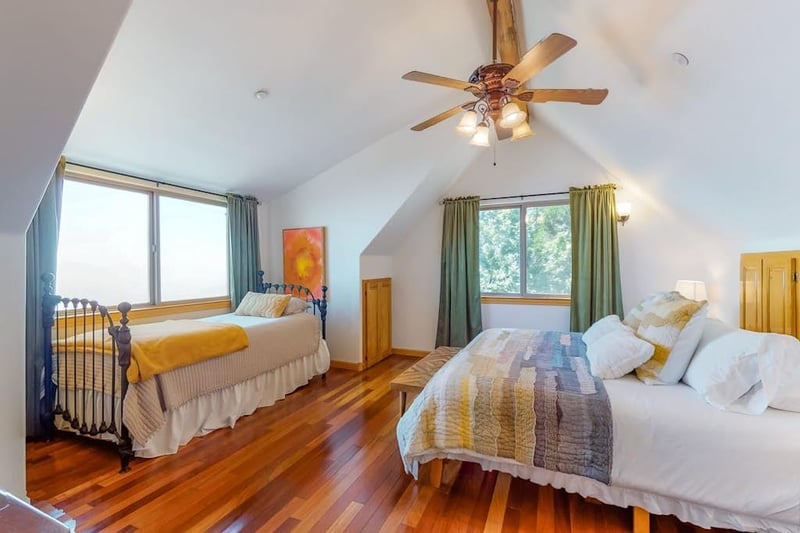 Located upstairs with 1 King bed and 1 Twin bed, amazing views and a ceiling fan.