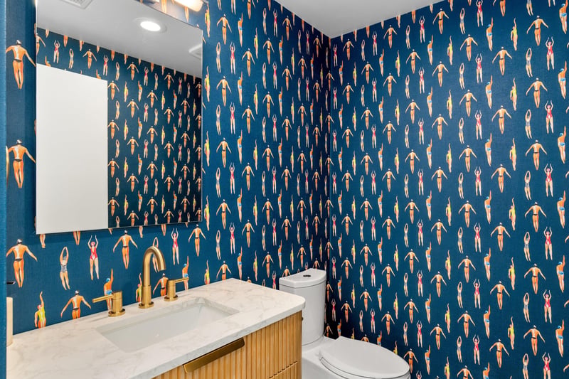 Halfbathroom near the entryway
