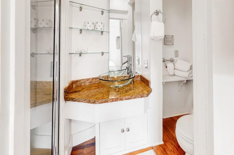 593556