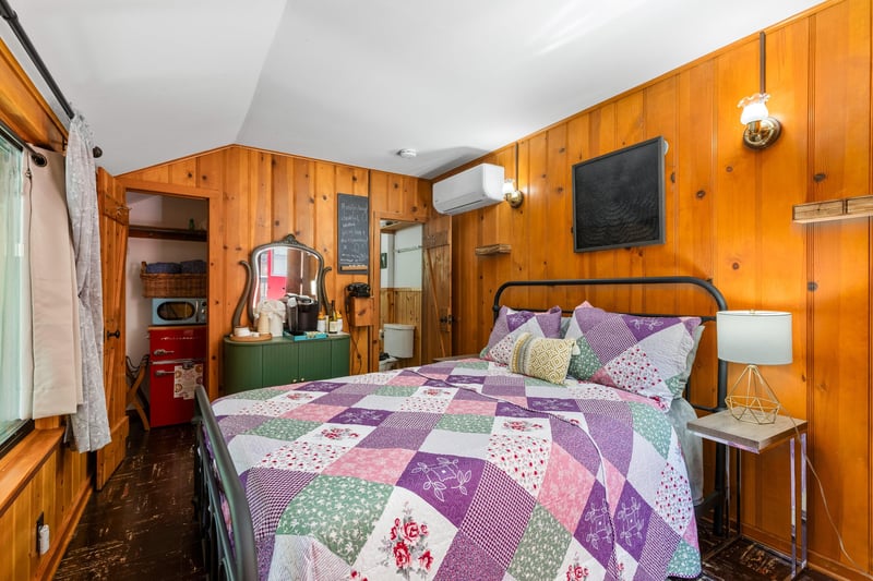 Equipped with a queen bed, smart TV, kitchenette, and ensuite bathroom.