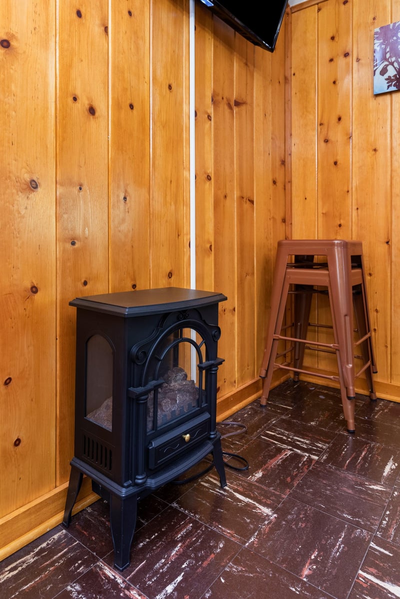 Equipped with a queen bed, smart TV, kitchenette, and ensuite bathroom.