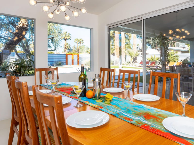 Walls of glass blur the lines between indooroutdoor living
