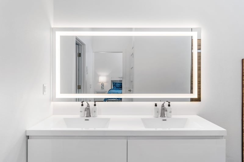 Primary bedroom en suite bath