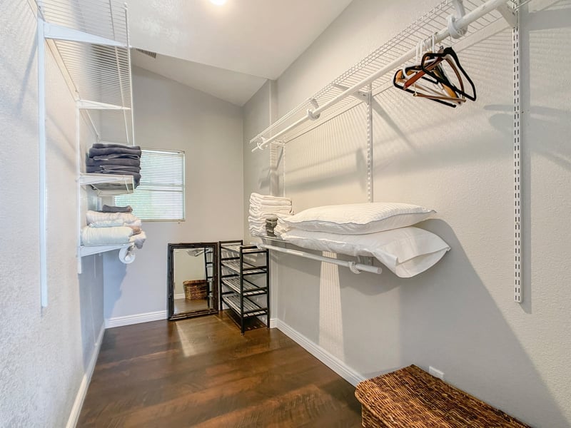 Expansive closet
